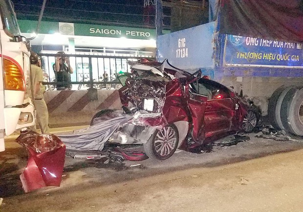 4 người trong gia đình gào khóc kêu cứu khi ô tô bị tông vò nát trên quốc lộ-2