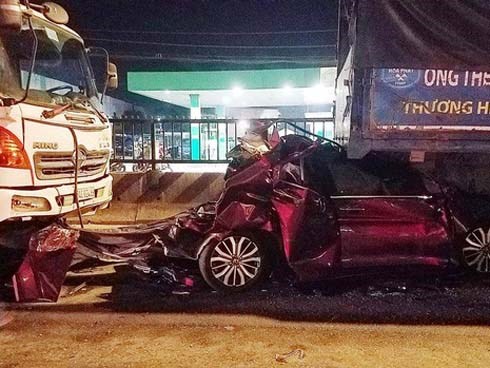 4 người trong gia đình gào khóc kêu cứu khi ô tô bị tông vò nát trên quốc lộ