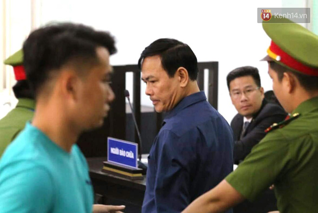 Ông Nguyễn Hữu Linh thất thần, ngồi sụp xuống ghế sau khi bị tuyên án 18 tháng tù-1