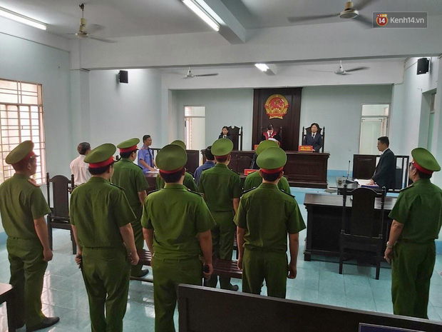 Ông Nguyễn Hữu Linh thất thần, ngồi sụp xuống ghế sau khi bị tuyên án 18 tháng tù-2
