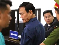 Ông Nguyễn Hữu Linh thất thần, ngồi sụp xuống ghế sau khi bị tuyên án 18 tháng tù