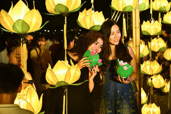 Thả đèn hoa đăng- nét văn hóa mới ở Thành phố biển hồ Vinhomes Ocean Park-2