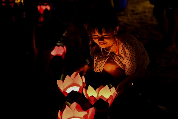 Thả đèn hoa đăng- nét văn hóa mới ở Thành phố biển hồ Vinhomes Ocean Park-4
