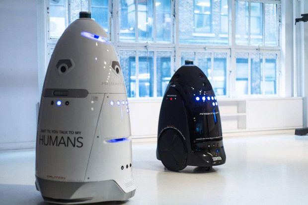 Một con robot cũng tự tử tại đài phun nước công cộng, có lẽ vì công việc quá áp lực?-2