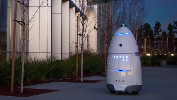 Một con robot cũng tự tử tại đài phun nước công cộng, có lẽ vì công việc quá áp lực?-3