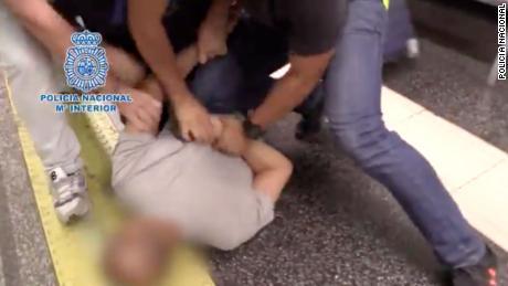 Bị bắt vì ‘vén váy’ hơn 500 phụ nữ-1