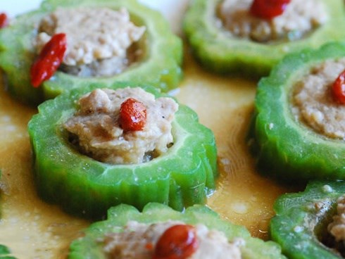 Tối nay ăn gì: Khổ qua hấp thịt bằm ngọt không lo đắng
