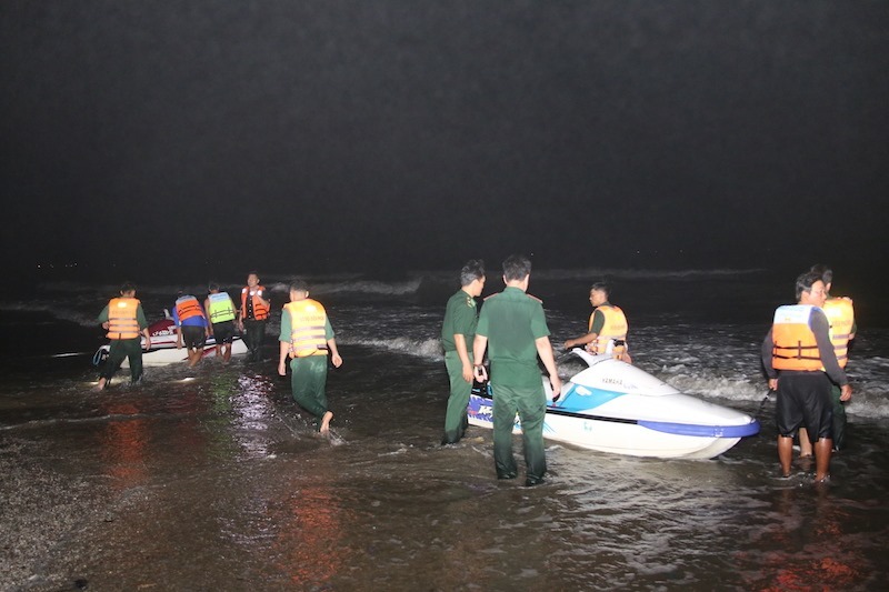 4 nam sinh bị sóng nhấn chìm ở Mũi Né, hàng chục người chạy dọc biển tìm kiếm-1