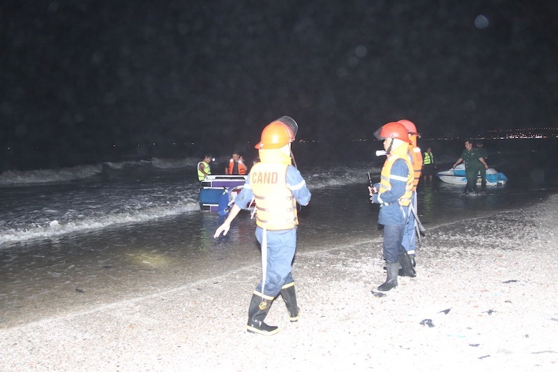 4 nam sinh bị sóng nhấn chìm ở Mũi Né, hàng chục người chạy dọc biển tìm kiếm-3