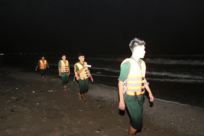4 nam sinh bị sóng nhấn chìm ở Mũi Né, hàng chục người chạy dọc biển tìm kiếm-2