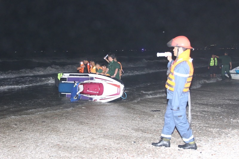 4 nam sinh bị sóng nhấn chìm ở Mũi Né, hàng chục người chạy dọc biển tìm kiếm-4