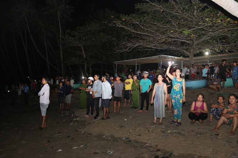 4 nam sinh bị sóng nhấn chìm ở Mũi Né, hàng chục người chạy dọc biển tìm kiếm-5
