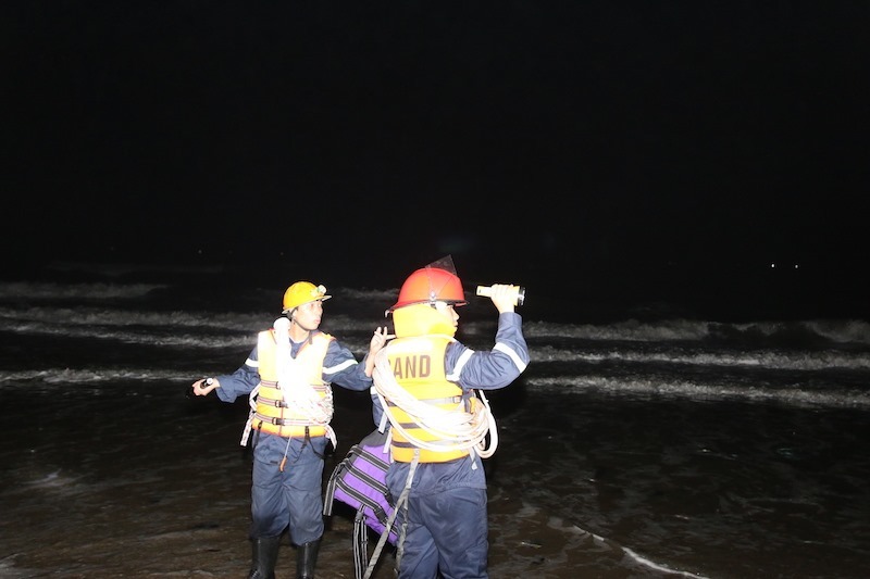 4 nam sinh bị sóng nhấn chìm ở Mũi Né, hàng chục người chạy dọc biển tìm kiếm-6