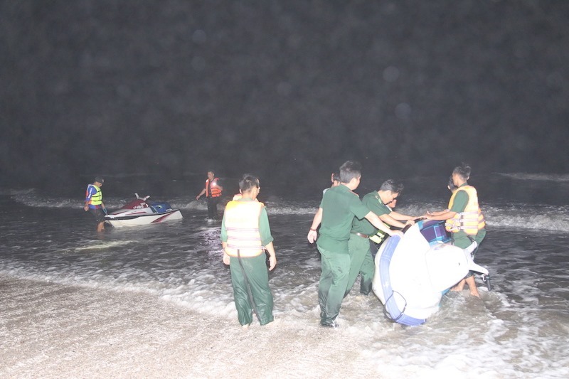 4 nam sinh bị sóng nhấn chìm ở Mũi Né, hàng chục người chạy dọc biển tìm kiếm-7
