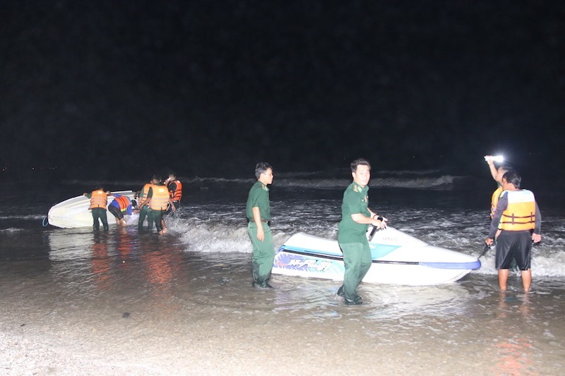 4 nam sinh bị sóng nhấn chìm ở Mũi Né, hàng chục người chạy dọc biển tìm kiếm-8