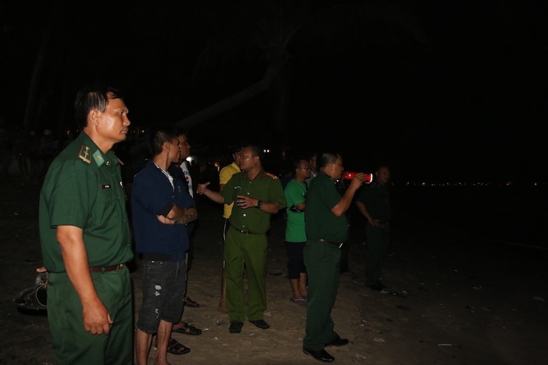 4 nam sinh bị sóng nhấn chìm ở Mũi Né, hàng chục người chạy dọc biển tìm kiếm-9