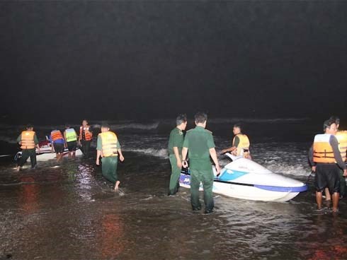 4 nam sinh bị sóng nhấn chìm ở Mũi Né, hàng chục người chạy dọc biển tìm kiếm