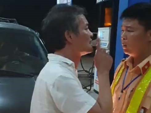 Tài xế xe biển xanh chửi bới, tát cảnh sát giao thông Thanh Hóa