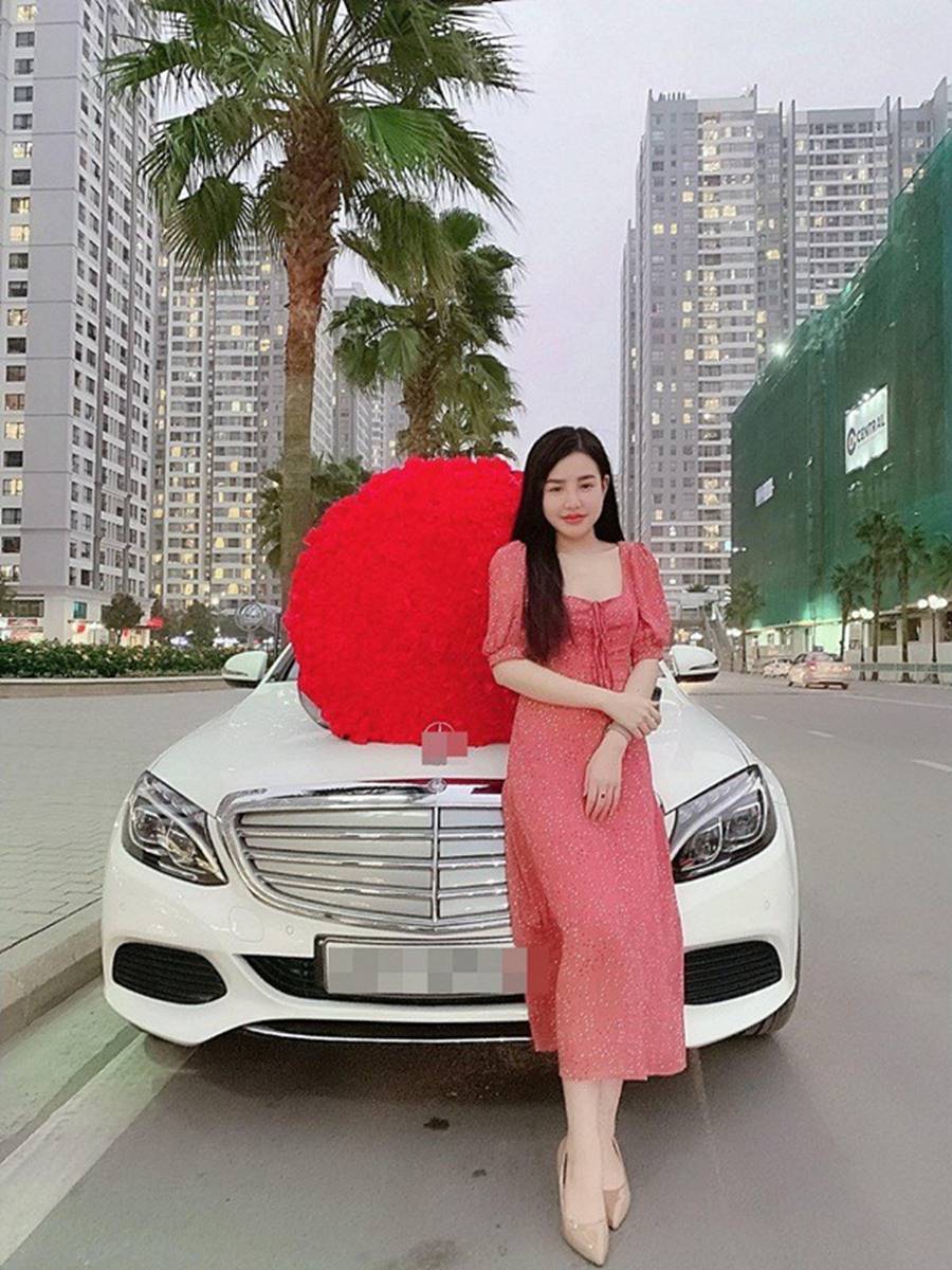 Bạn trai nhà người ta: Tặng bó hồng 1 tỷ, chuyển khoản 25 triệu ăn sáng sương sương-2