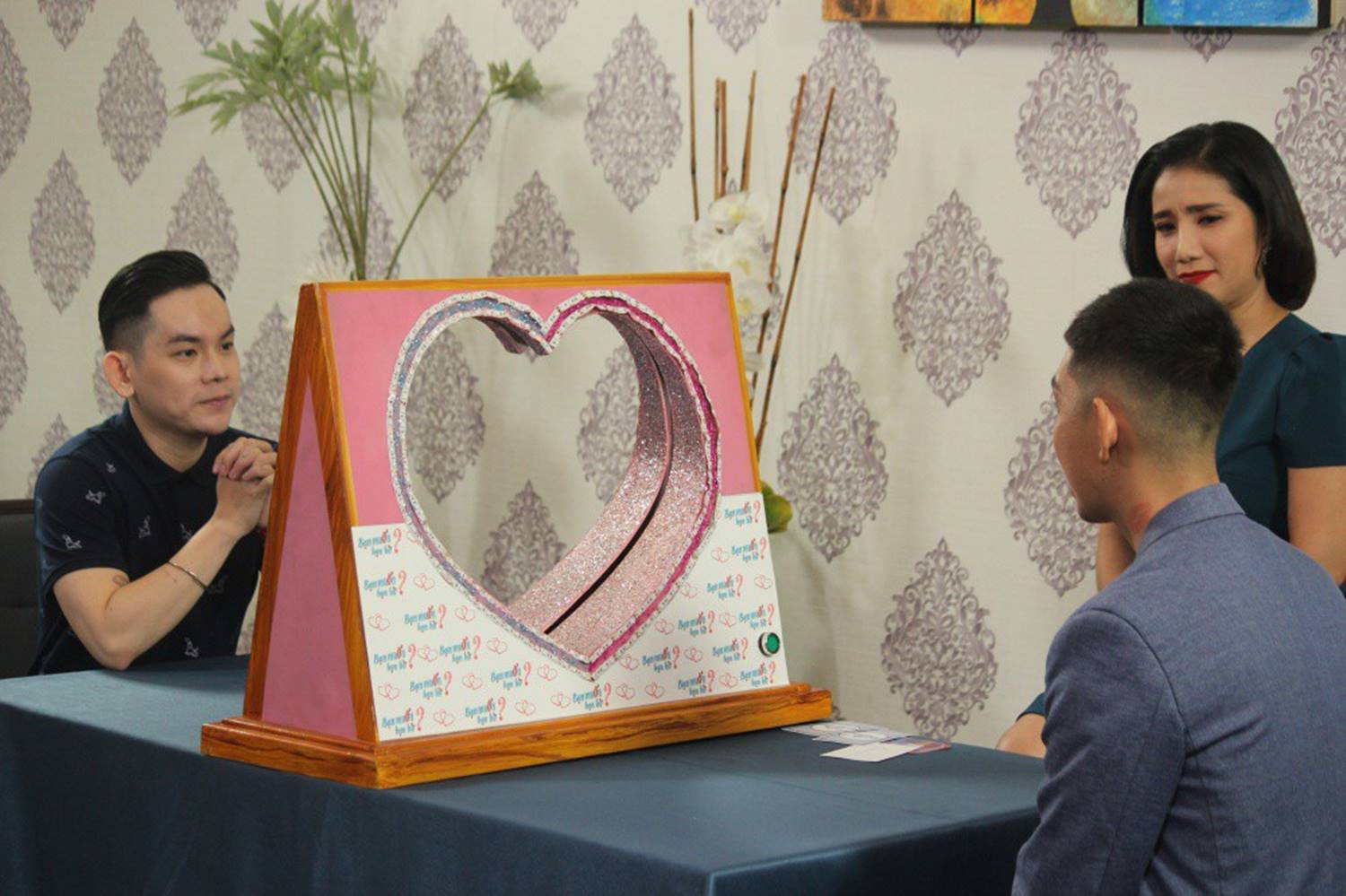 Chàng trai khiến bố sốc, mẹ ngất xỉu tại chỗ khi công bố đồng tính, Cát Tường choáng không nói nên lời-2