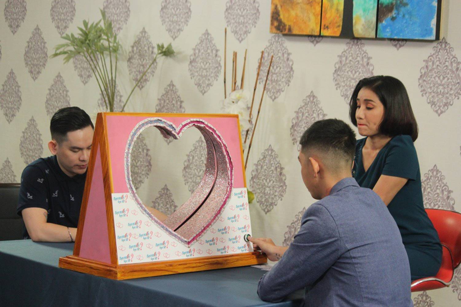 Chàng trai khiến bố sốc, mẹ ngất xỉu tại chỗ khi công bố đồng tính, Cát Tường choáng không nói nên lời-3