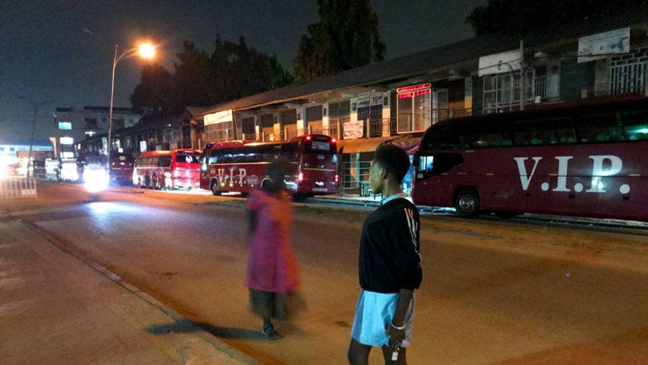 Ngõ cụt cuộc đời những đứa trẻ đứng đường bán thân: Đi ngủ khi mặt trời mọc, thức trắng đêm tiếp khách kiếm tiền, mơ ước nhỏ nhoi là được về với bố mẹ-2