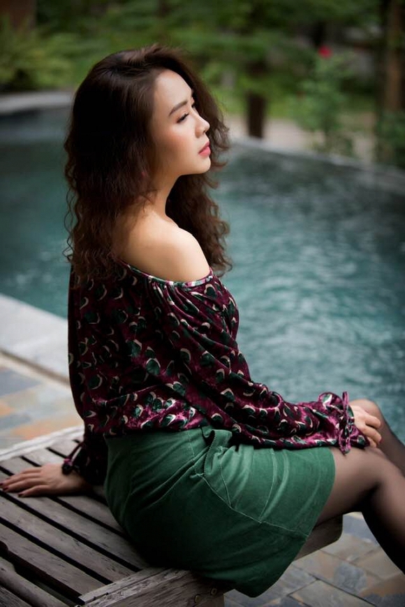 Trong phim Hoa hồng trên ngực trái bị chồng ngoại tình và bạo lực, ngoài đời cuộc sống của Hồng Diễm ra sao?-11