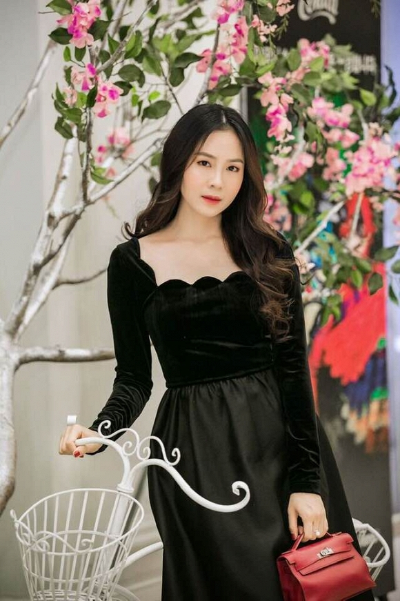 Trong phim Hoa hồng trên ngực trái bị chồng ngoại tình và bạo lực, ngoài đời cuộc sống của Hồng Diễm ra sao?-12