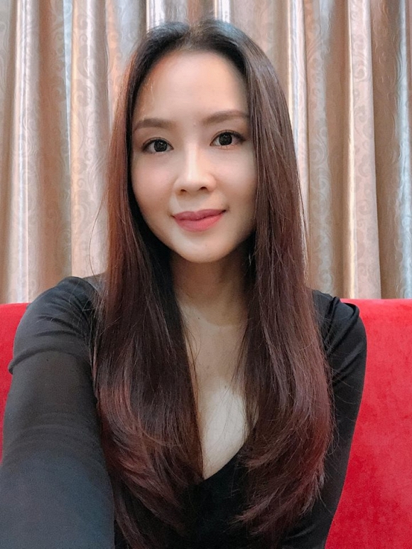 Trong phim Hoa hồng trên ngực trái bị chồng ngoại tình và bạo lực, ngoài đời cuộc sống của Hồng Diễm ra sao?-13