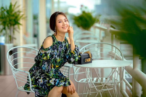 Trong phim Hoa hồng trên ngực trái bị chồng ngoại tình và bạo lực, ngoài đời cuộc sống của Hồng Diễm ra sao?-14