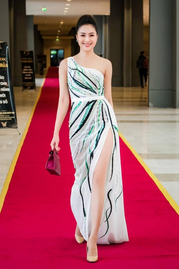 Trong phim Hoa hồng trên ngực trái bị chồng ngoại tình và bạo lực, ngoài đời cuộc sống của Hồng Diễm ra sao?-8