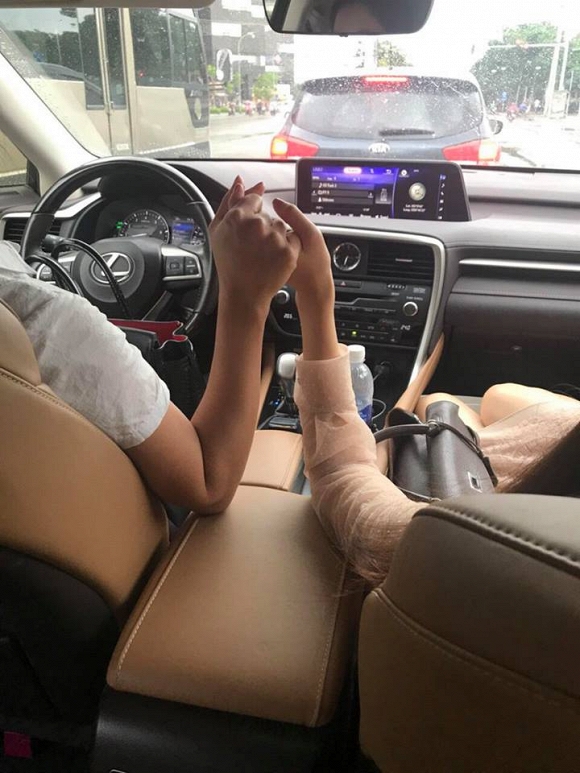 Trong phim Hoa hồng trên ngực trái bị chồng ngoại tình và bạo lực, ngoài đời cuộc sống của Hồng Diễm ra sao?-18