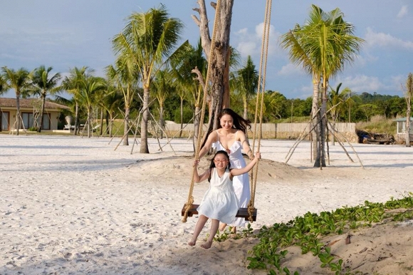 Trong phim Hoa hồng trên ngực trái bị chồng ngoại tình và bạo lực, ngoài đời cuộc sống của Hồng Diễm ra sao?-20