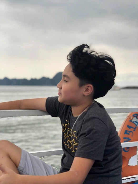 Trong phim Hoa hồng trên ngực trái bị chồng ngoại tình và bạo lực, ngoài đời cuộc sống của Hồng Diễm ra sao?-22