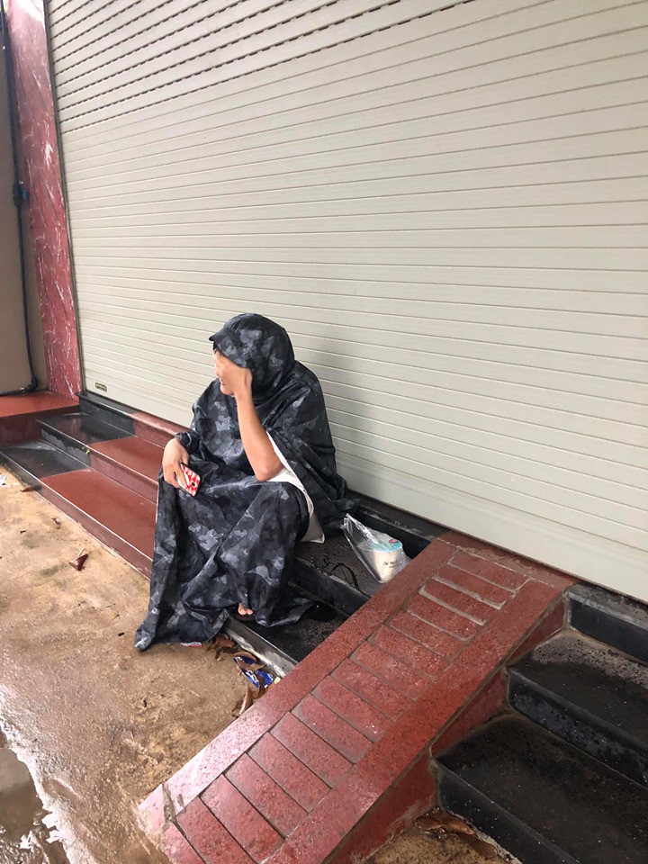 Bất chấp trời mưa đi mua ly trà sữa, chàng trai vẫn bị bạn gái bảo là thứ không ra gì, khi biết nguyên do lại khiến dân mạng muốn cấu xé” cô người yêu-2