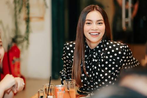 Diện đồ chấm bi mà không sến súa, chỉ có Hồ Ngọc Hà mà thôi!-1