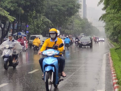 Bão Bailu cuồn cuộn áp sát biển Đông, một cơn bão khác đang hình thành ở Thái Bình Dương, gây mưa lớn cho các tỉnh Bắc Trung Bộ