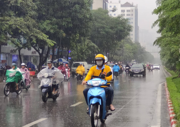 Bão Bailu cuồn cuộn áp sát biển Đông, một cơn bão khác đang hình thành ở Thái Bình Dương, gây mưa lớn cho các tỉnh Bắc Trung Bộ-1