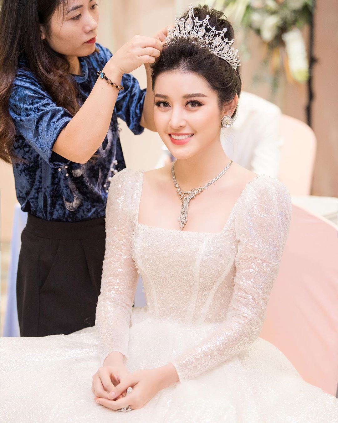 Đăng ảnh mặc váy cưới cùng dòng trạng thái gây tò mò, Á hậu Huyền My sắp lấy chồng?-1