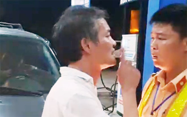 Tài xế xe biển xanh tát CSGT ở Thanh Hoá chỉ là người sửa xe hộ?-1