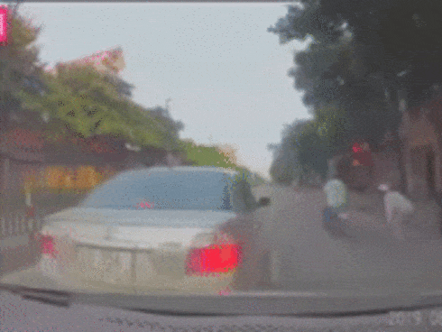 Thót tim clip cô gái bị ô tô húc văng lên nóc capo khi vừa chạy xe máy từ trong ngõ khuất ra đường với tốc độ cao-2