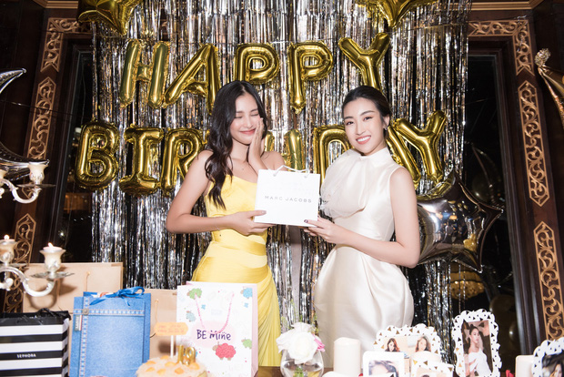 Ngắm nhan sắc của Tiểu Vy trong tiệc sinh nhật tròn 19, rạng rỡ đọ dáng cùng dàn mỹ nhân Vbiz-8