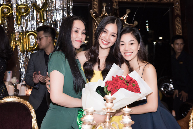 Ngắm nhan sắc của Tiểu Vy trong tiệc sinh nhật tròn 19, rạng rỡ đọ dáng cùng dàn mỹ nhân Vbiz-15