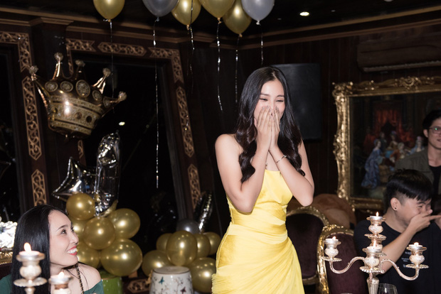 Ngắm nhan sắc của Tiểu Vy trong tiệc sinh nhật tròn 19, rạng rỡ đọ dáng cùng dàn mỹ nhân Vbiz-14