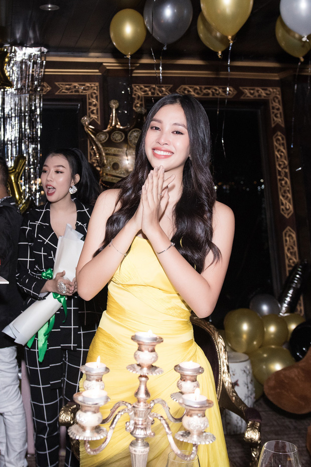 Ngắm nhan sắc của Tiểu Vy trong tiệc sinh nhật tròn 19, rạng rỡ đọ dáng cùng dàn mỹ nhân Vbiz-12
