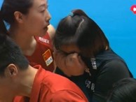 Nữ VĐV bóng chuyền Trung Quốc ôm mặt khóc vì khiến đồng đội nằm cáng rời sân