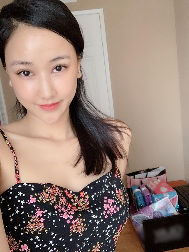 2 chân dài sexy của Hãy chọn giá đúng: Người sống như bà hoàng, người còn lại thì sao?-10