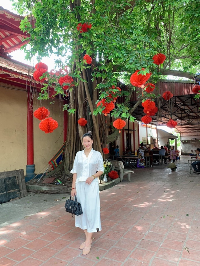 2 chân dài sexy của Hãy chọn giá đúng: Người sống như bà hoàng, người còn lại thì sao?-13