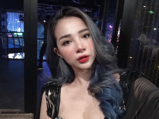 2 chân dài sexy của Hãy chọn giá đúng: Người sống như bà hoàng, người còn lại thì sao?-16