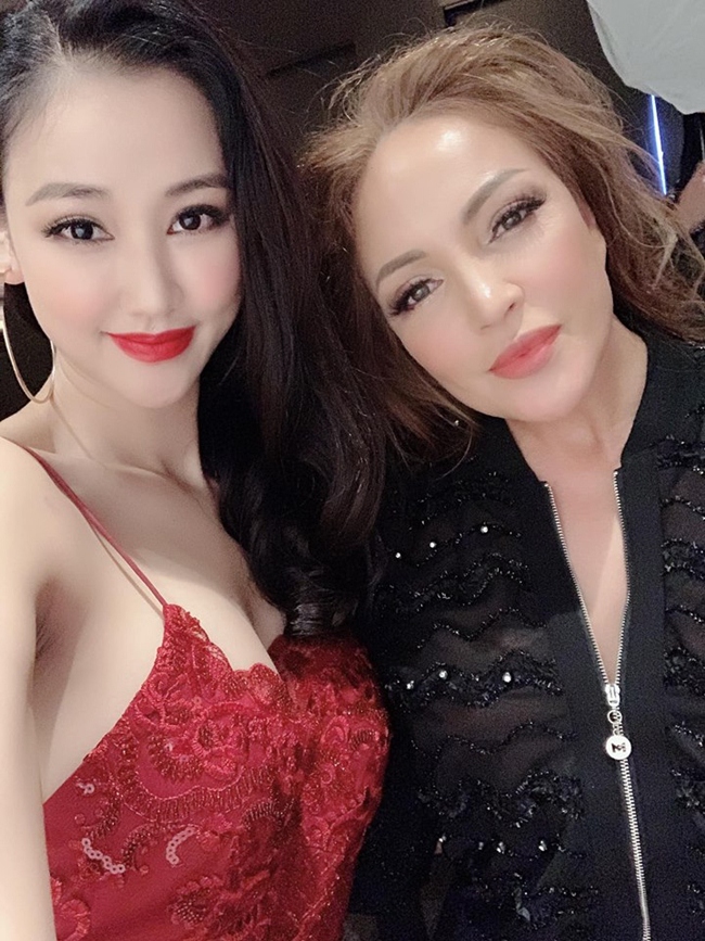 2 chân dài sexy của Hãy chọn giá đúng: Người sống như bà hoàng, người còn lại thì sao?-8